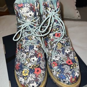 Women’s Premium 6-inch Floral Timberland Lace Up Boots 💐